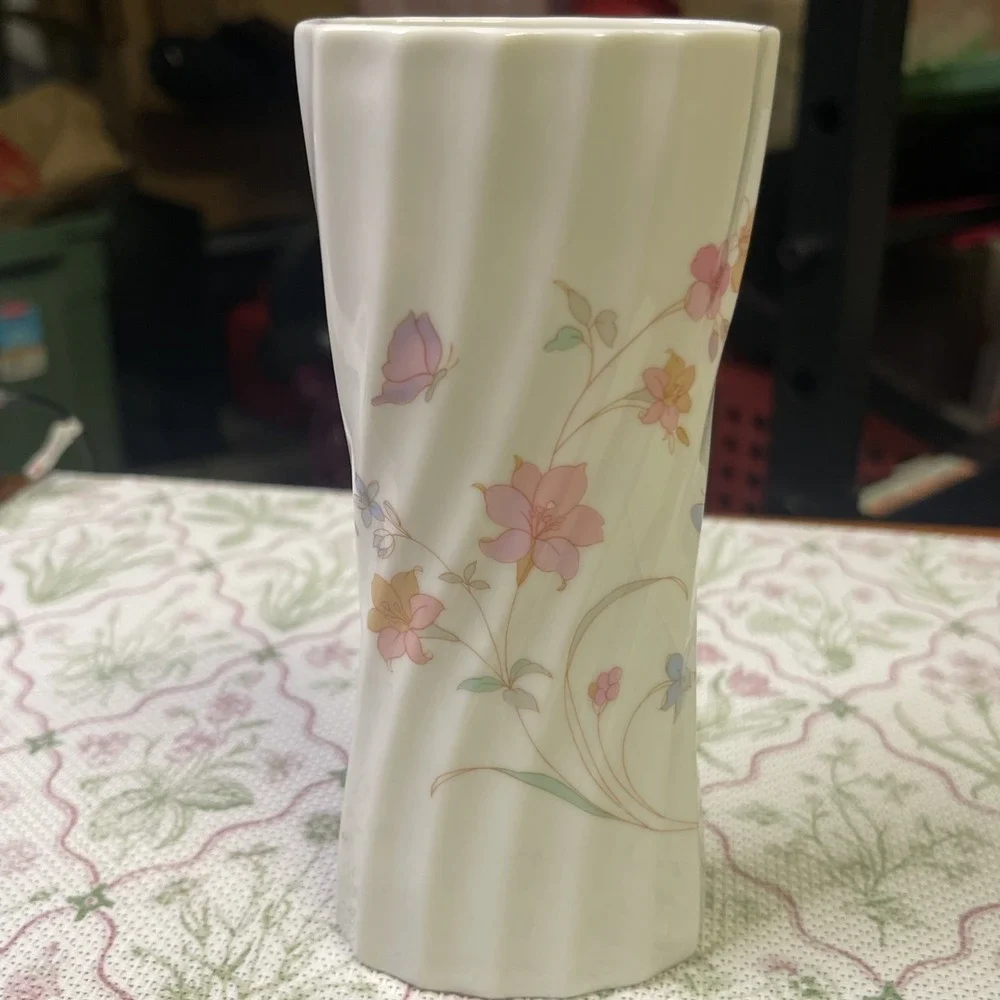 Takahashi Elle San‎ Francisco Swirl Design Vase White Porcelain Floral Butterfly